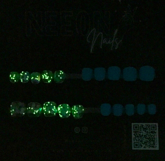 Bright Blue Sky Mini Gel Nails